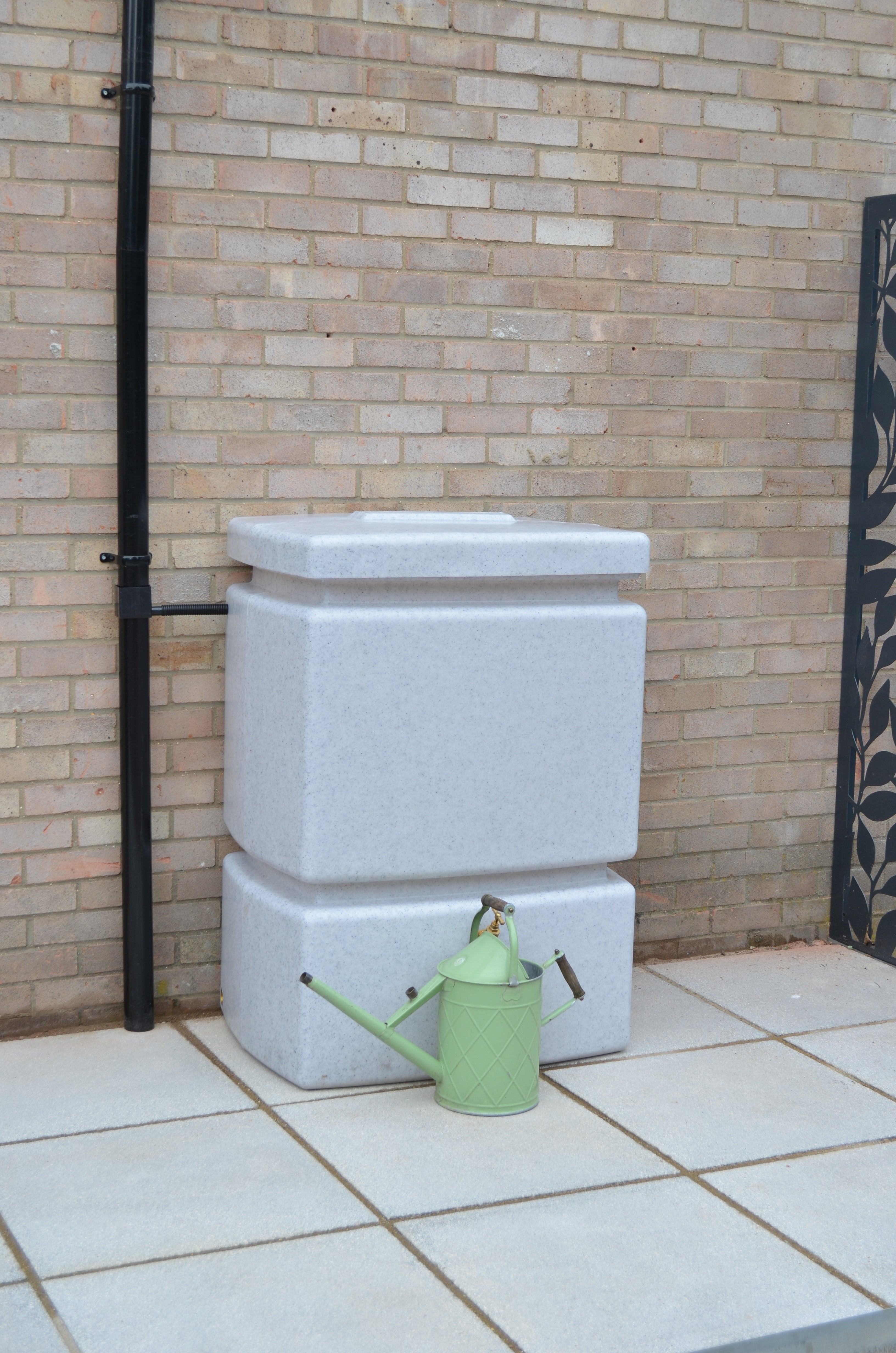 525 Litre Pillar Water Butt in White Marble